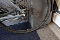 Schritt 2: Hinterrad und Halterung zur Kante schieben