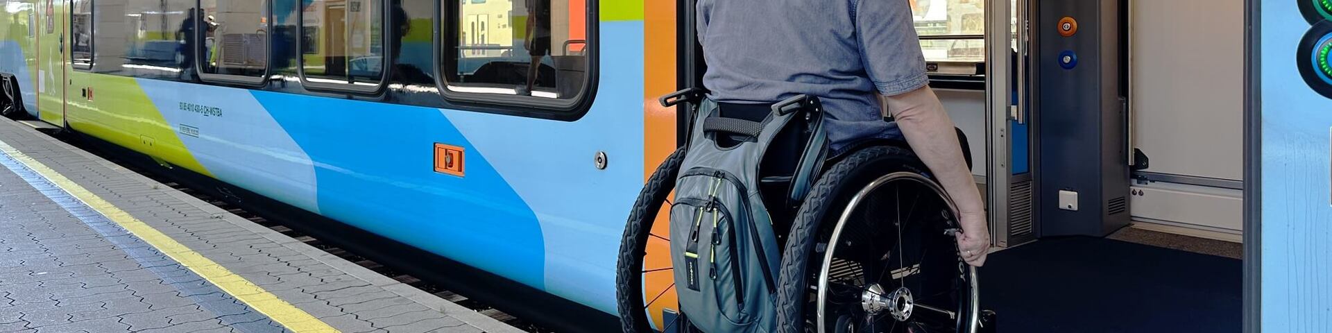 Selbständig mit Rollstuhl bahnfahren
