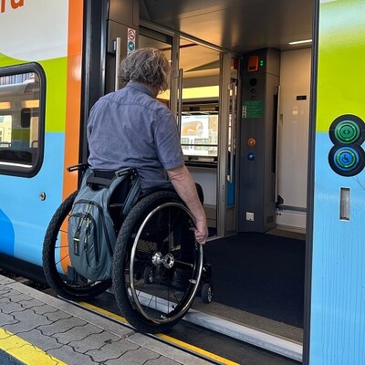 Barrierefreies Einsteigen in der Westbahn mit Rollstuhl