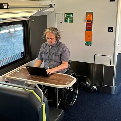 Mobiles Arbeiten in der Westbahn am Rollstuhlstellplatz
